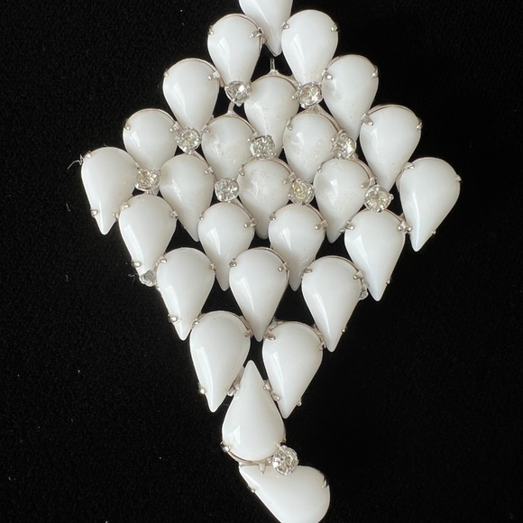Vintage Kramer of New York Brooch – White Milk Glass & Rhinestones Mid Century - Picture 2 of 8